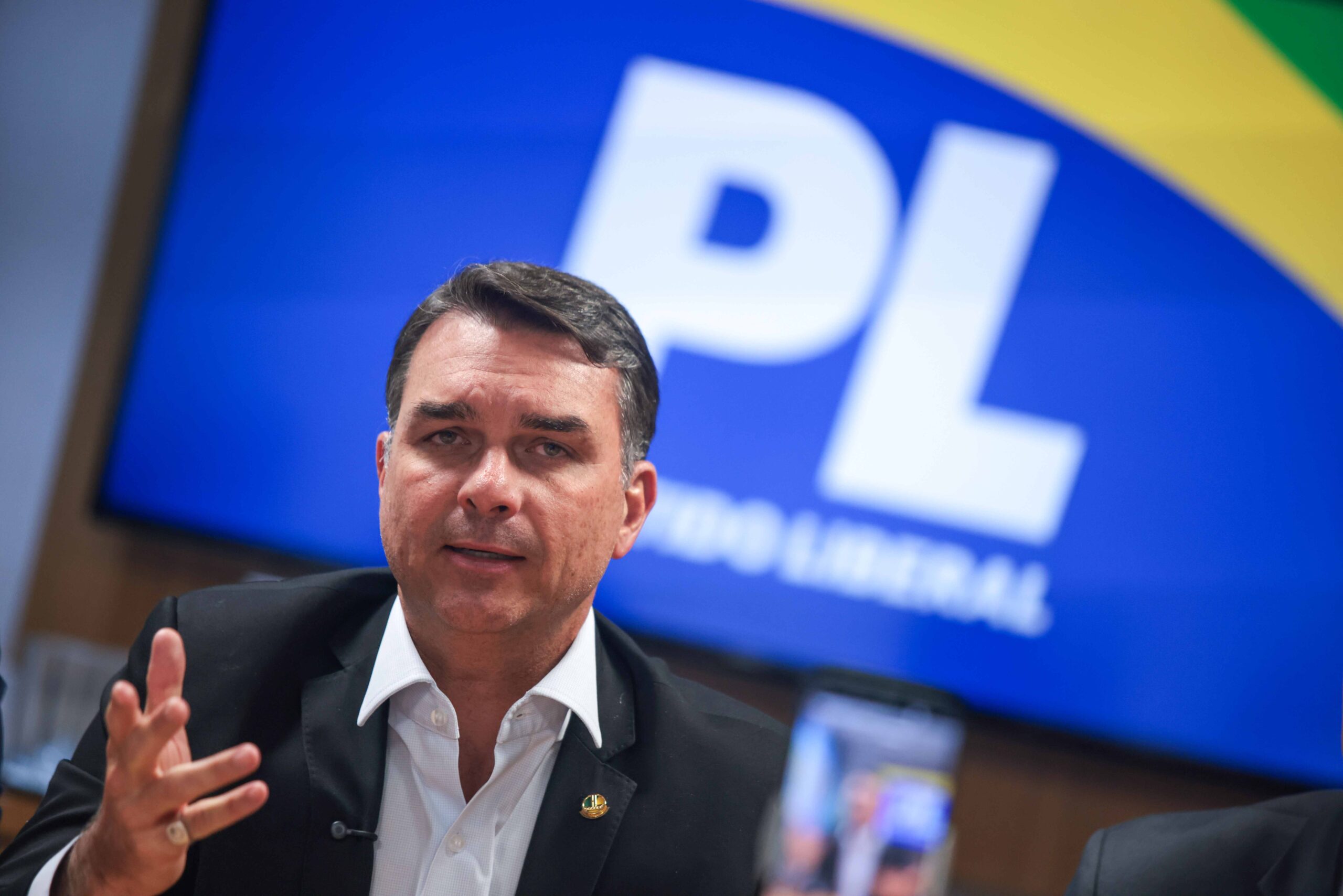 De volta ao Brasil, Flávio visita Bolsonaro e tenta reorganizar o PL