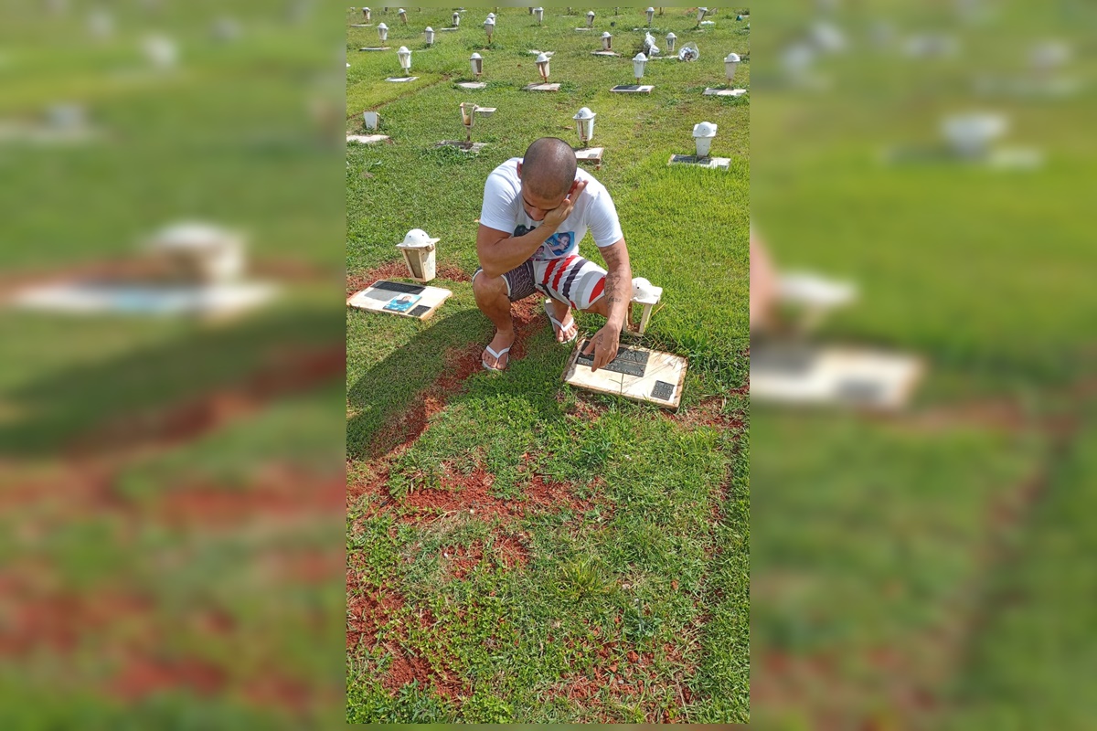 Pai de João Miguel deixa a Papuda e se despede do filho no cemitério. Veja vídeo