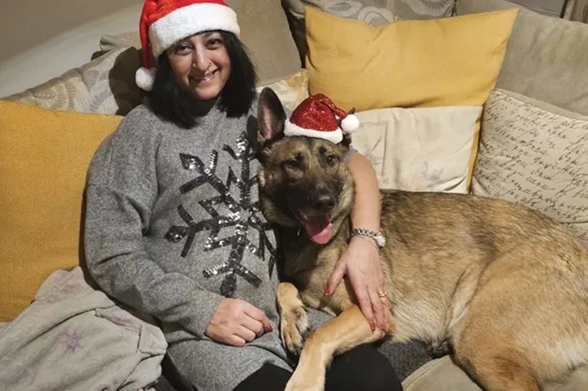 Mulher perde pés e mãos após sepse causada por lambida de cachorro