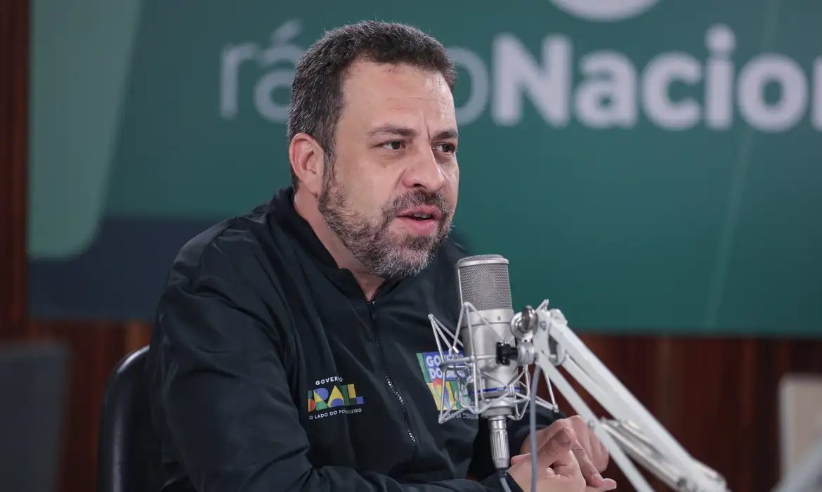 Acabar com a escala 6×1 é prioridade do governo, afirma Boulos