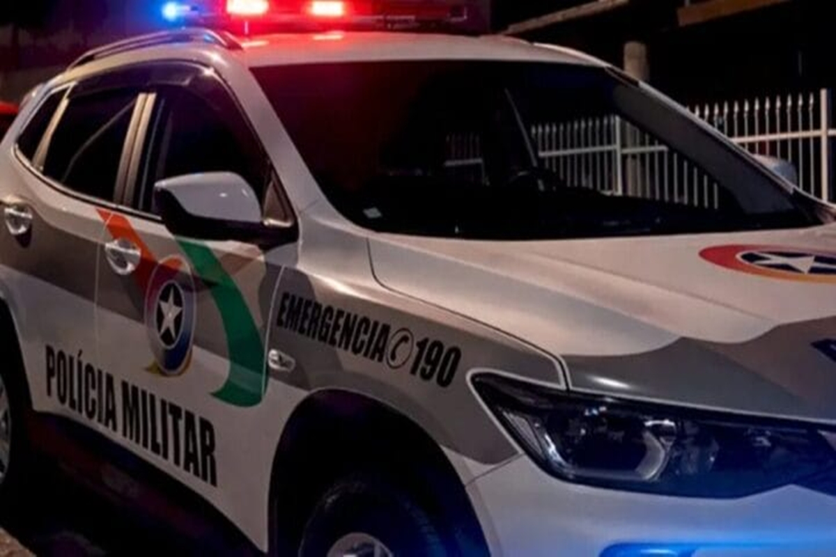 Dupla mata homem e incendeia moto usada no crime durante a fuga