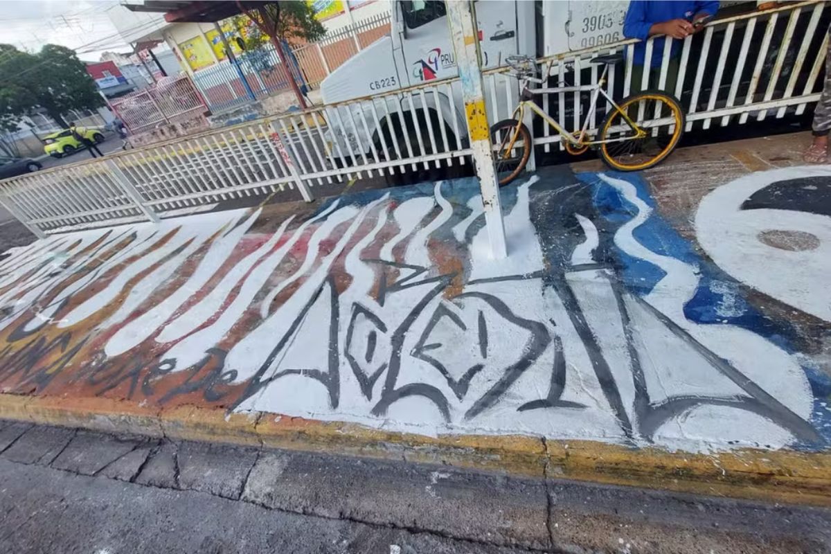 Homem pinta chão de terminal rodoviário e acaba preso pela PM