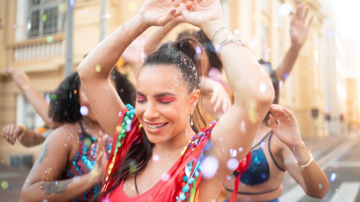 Oftalmologista alerta para riscos da maquiagem nos olhos no Carnaval