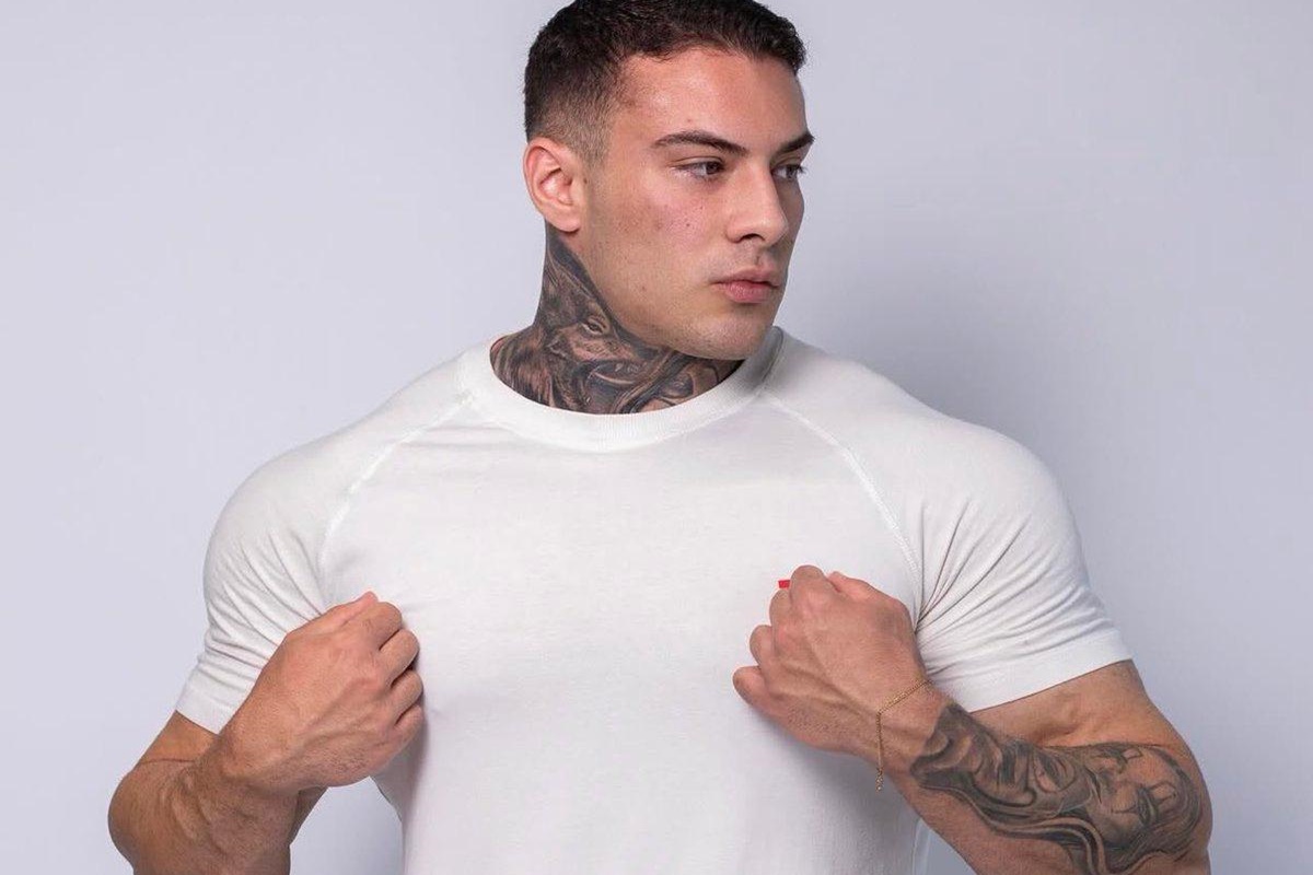 Ex-fisiculturista testa a masculinidade de maridos nas redes sociais