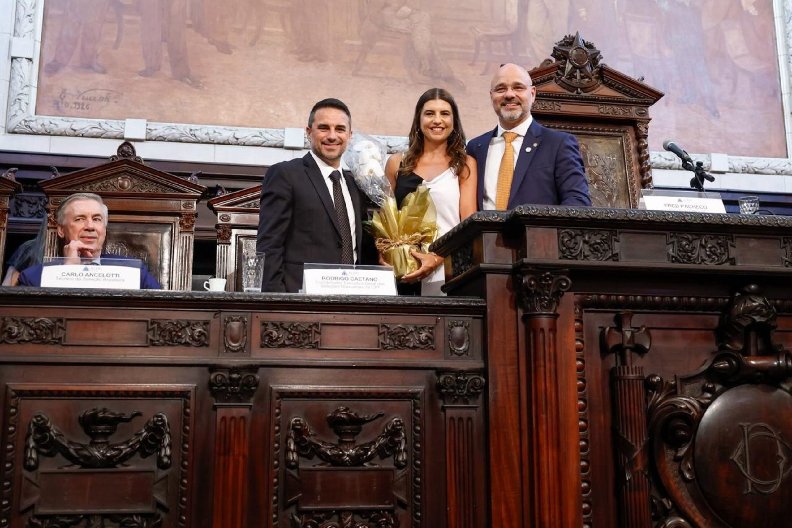 Diretor de seleções da CBF, Rodrigo Caetano recebe Medalha Tiradentes