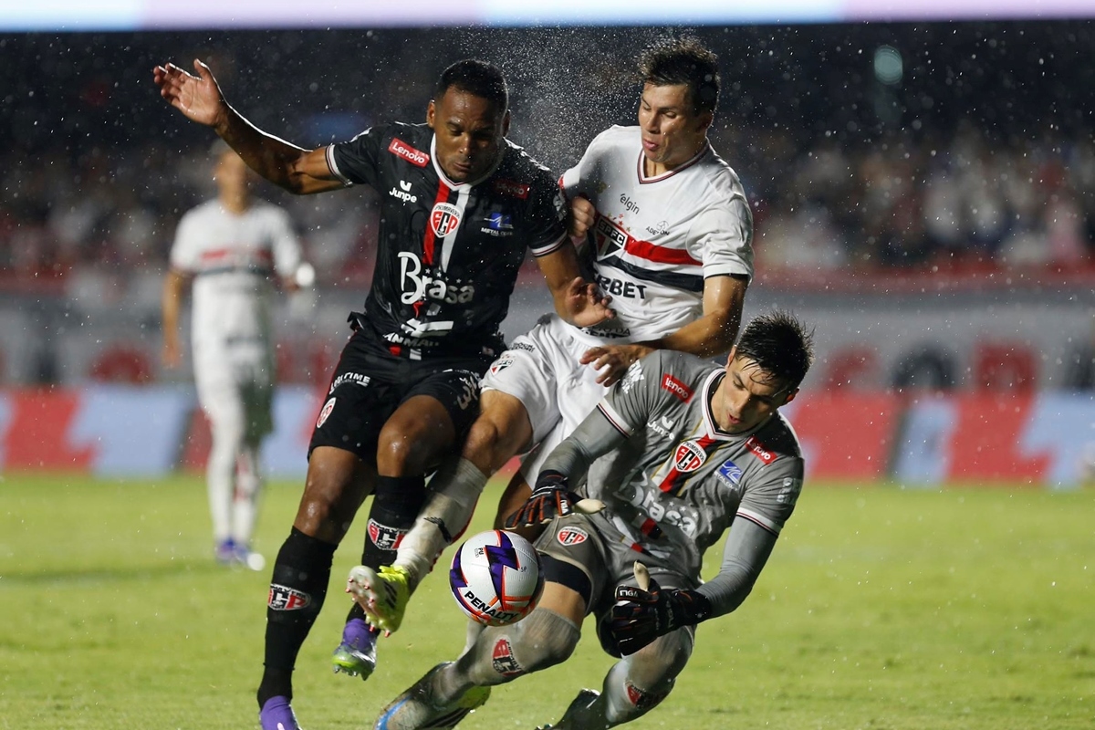 Atleta do Primavera deixa gramado de ambulância após choque de cabeça