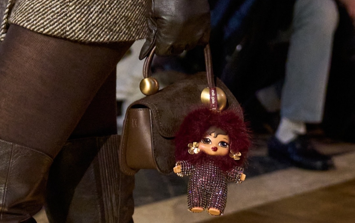 Cult Gaia leva bonecas Bratz às passarelas como charms de bolsa