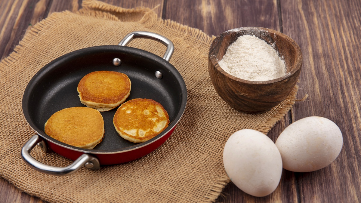 Pão de queijo de frigideira com telha crocante de parmesão