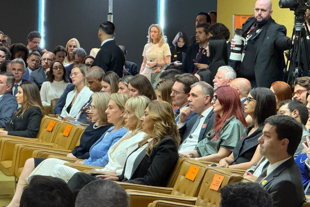 Mulheres de ministros assistiram a Fachin defender Código de Ética