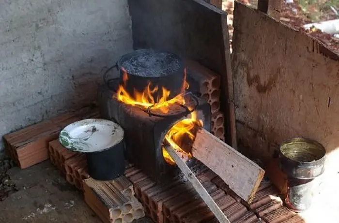 Uso de lenha e carvão para cozinhar cai no Acre, mas ainda atinge 17% da população