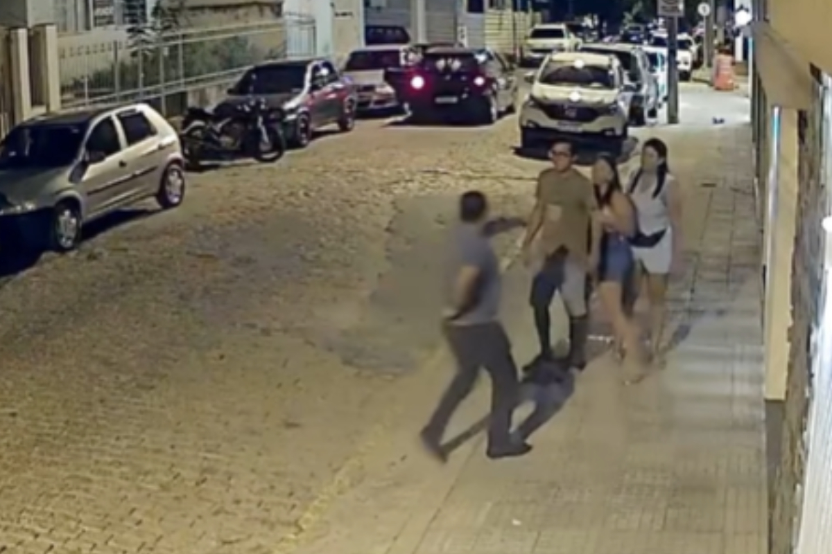 Bahia: ladrão trapalhão tenta assaltar com "arma de dedo" e se dá mal. Veja vídeo: