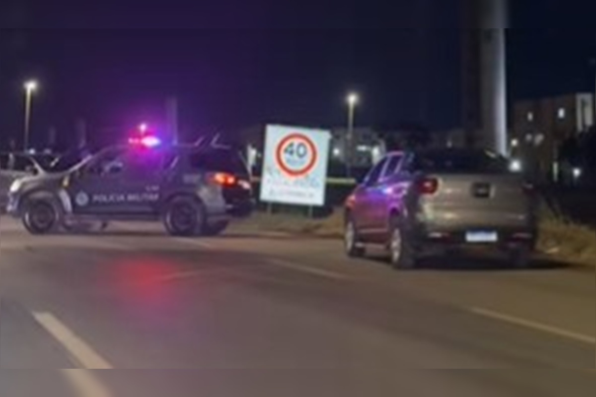 Homem rouba Hilux e é preso após fuga, tiros e acidente na DF-001