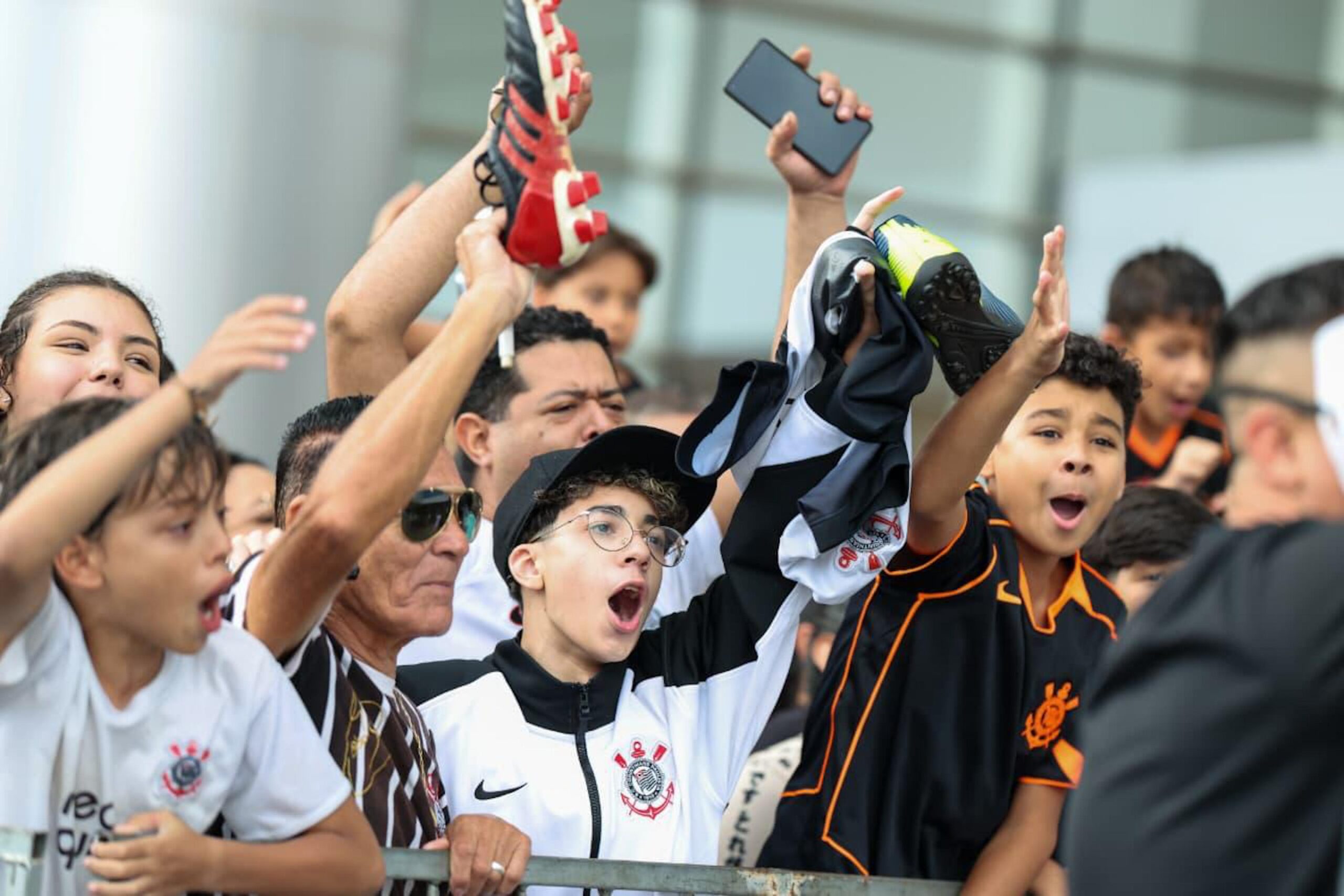 Organizadas do Corinthians "invadem" DF com 114 ônibus para Supercopa. Veja vídeo
