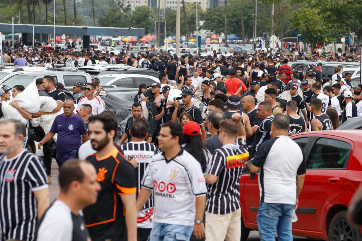 Supercopa: torcedores do Corinthians fazem festa na chegada ao estádio. Veja vídeos