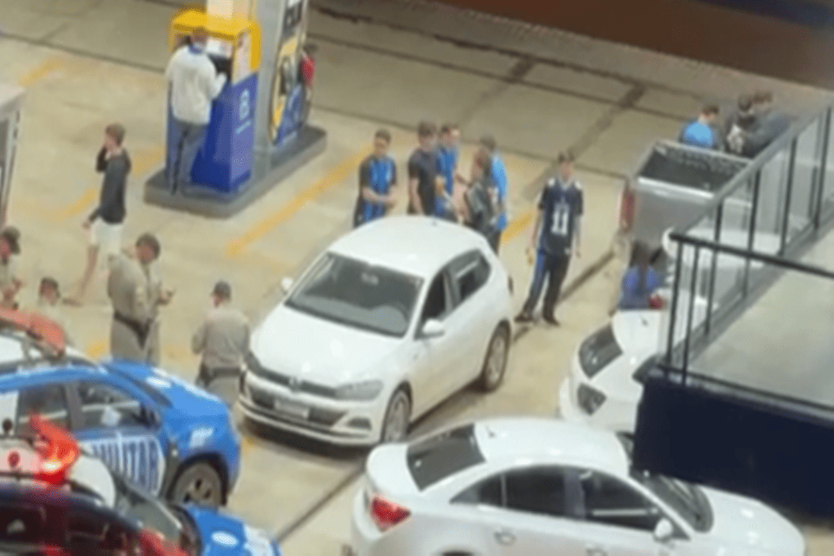 PM é chamada para acabar com "arruaça" de estudantes de medicina em posto. Veja vídeo