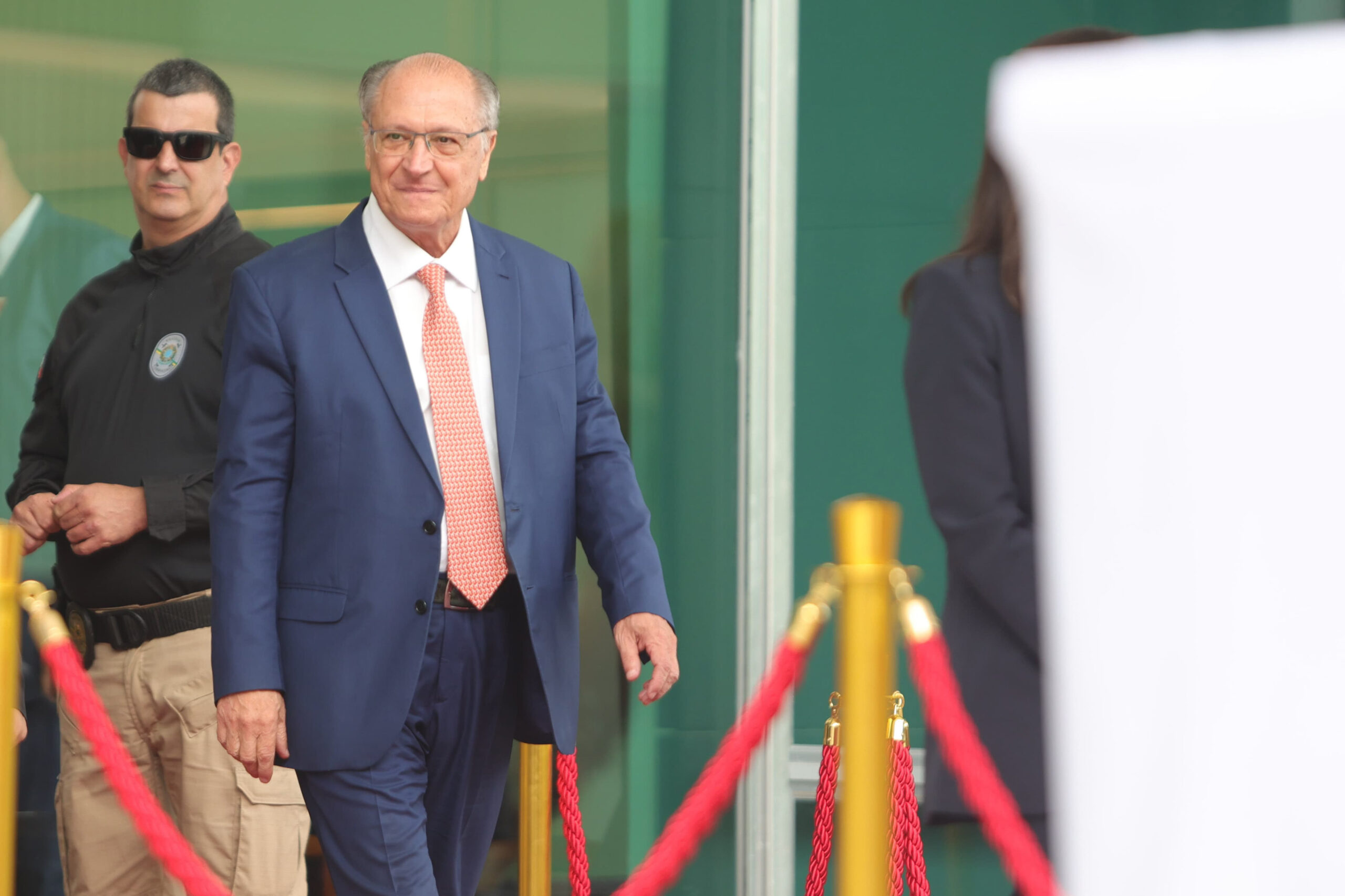 Alckmin vai de voo comercial a casamento de João Campos e Tabata