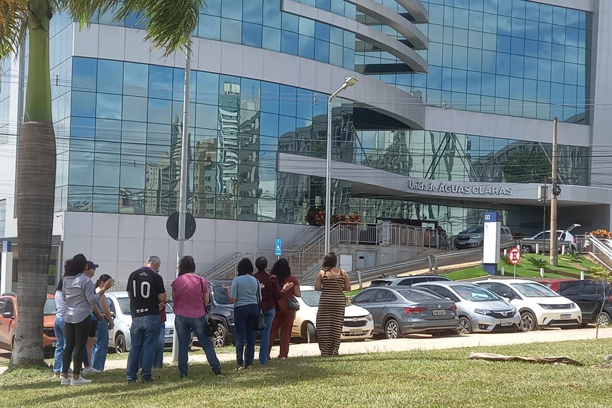 "Queremos um milagre": amigos oram por adolescente agredido por piloto. Veja vídeo