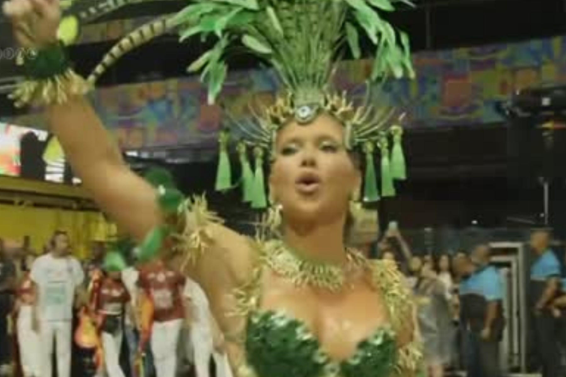 Virginia Fonseca comete gafe na Sapucaí e é puxada pelo braço