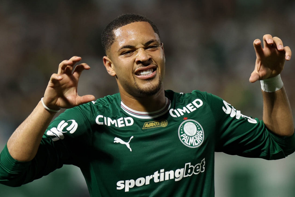 Arias sofre pênalti, Vitor Roque faz dois e Palmeiras vai à semifinal