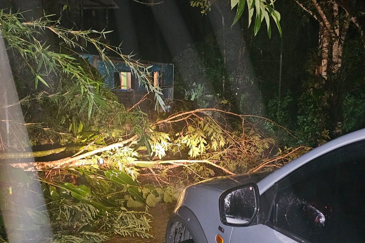 Temporal alaga ruas e causa estragos no litoral norte de São Paulo. Veja vídeo