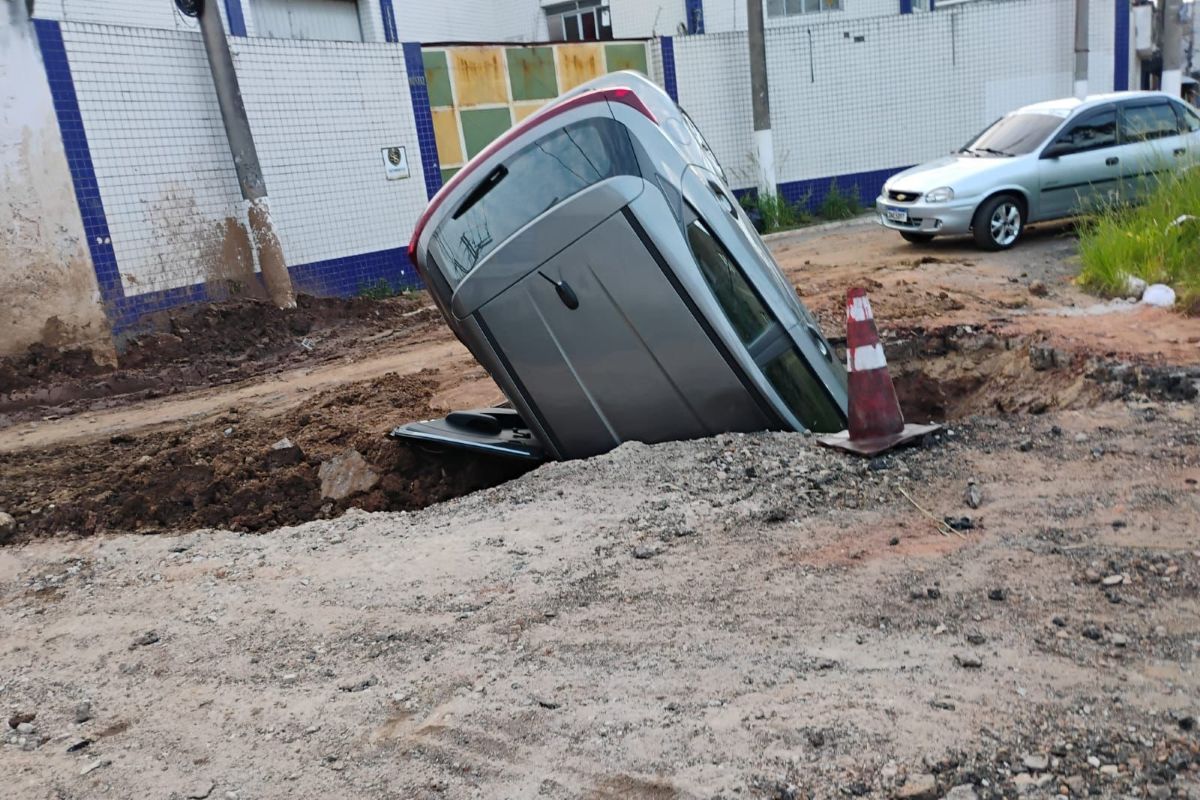 Motorista bêbado entra com carro em cratera de obra e foge. Veja vídeo