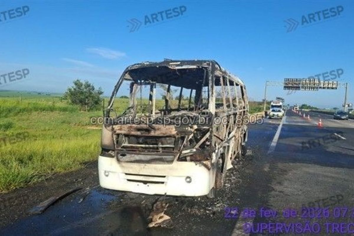 Ônibus com 18 atletas de karatê pega fogo na rodovia dos Bandeirantes