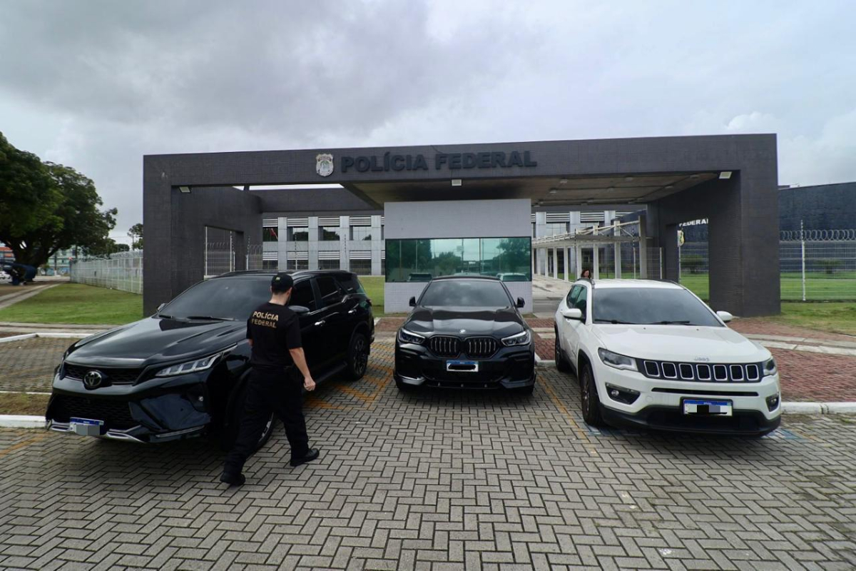 PF apreende Porsche e BMW de servidor suspeito de desviar iPhones. Veja vídeo
