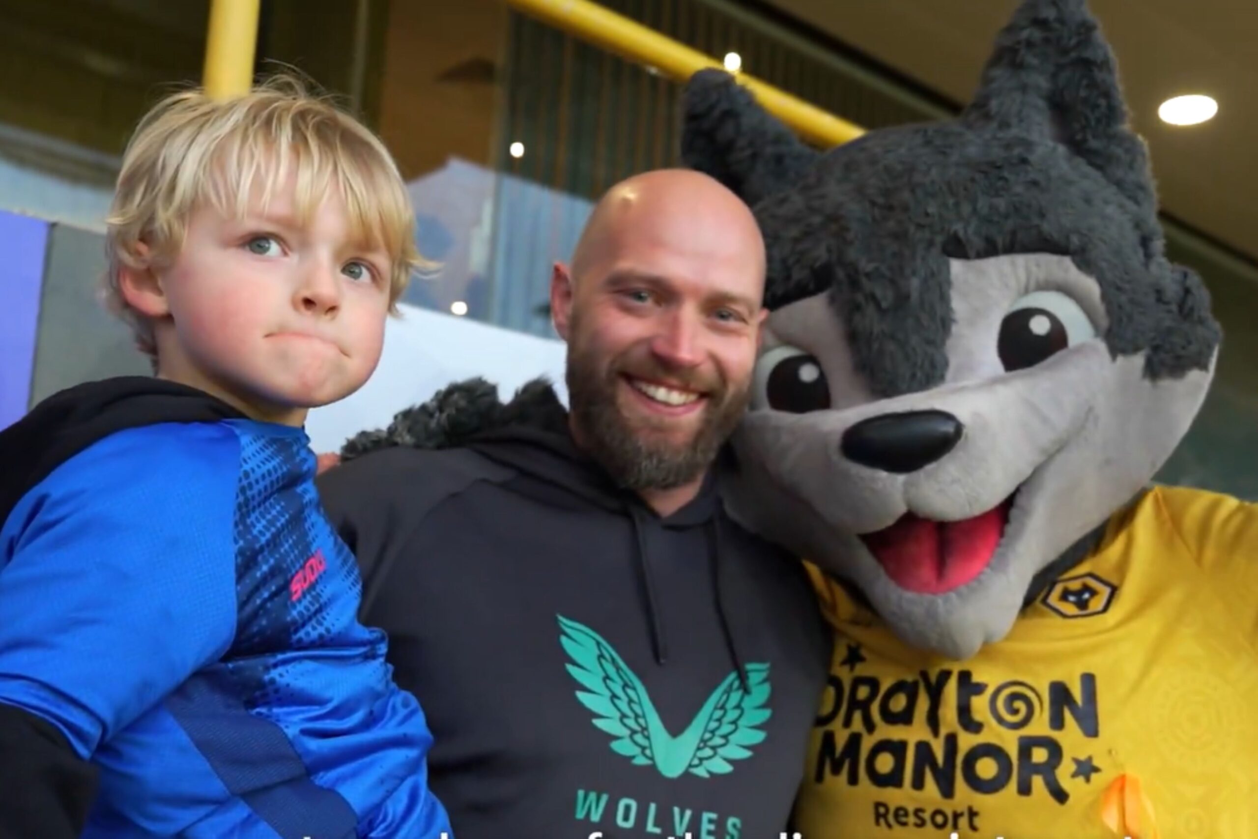 Criança que viralizou por ter nugget "roubado" em jogo tem final feliz