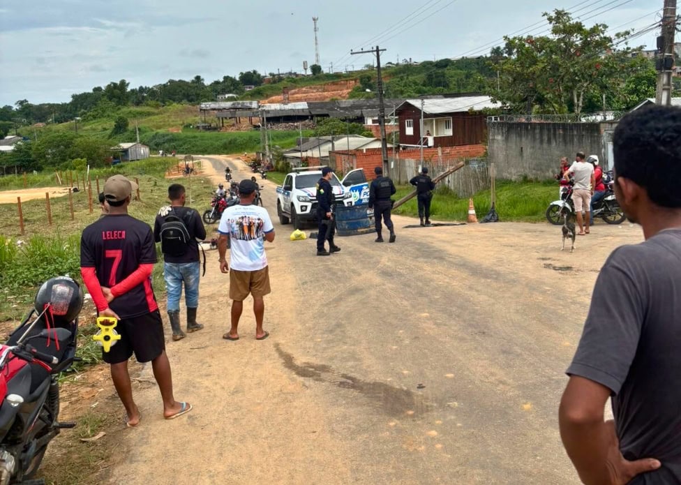 Famílias ocupam terreno e bloqueiam rua durante protesto em Cruzeiro do Sul
