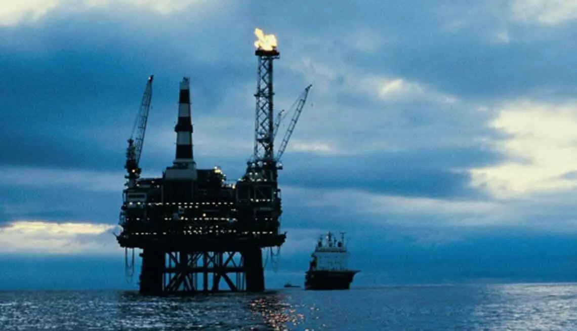 Barril de petróleo ultrapassa os 100 dólares pela 1ª vez desde 2022