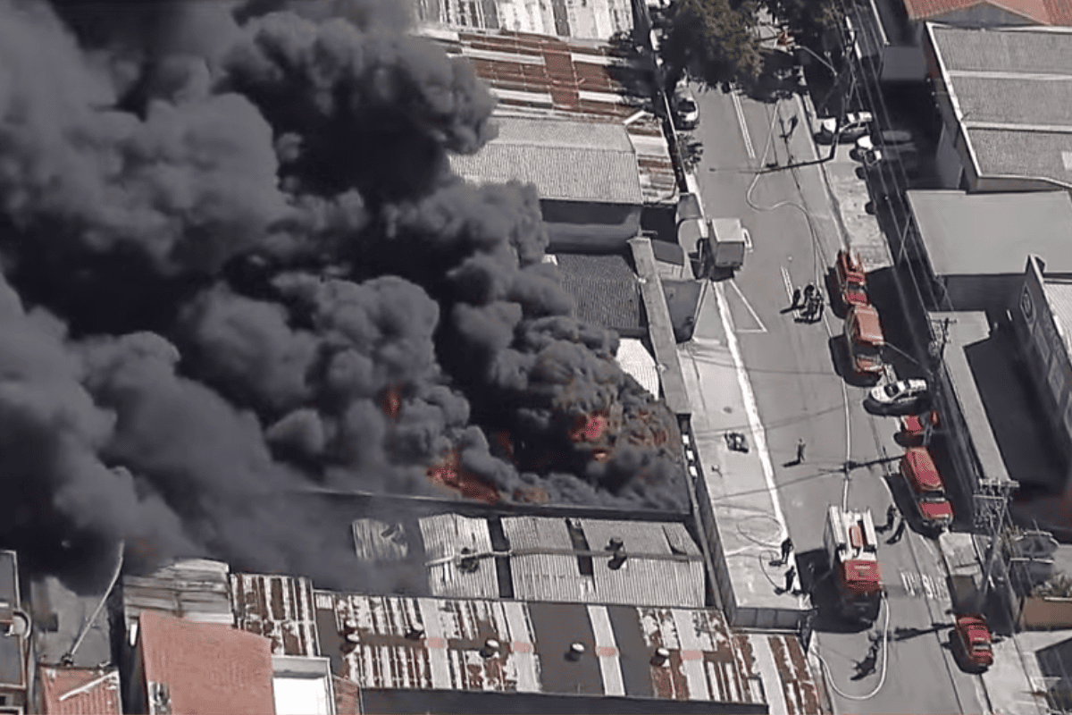 Bombeiro se fere em incêndio de grandes proporções em loja de tinta