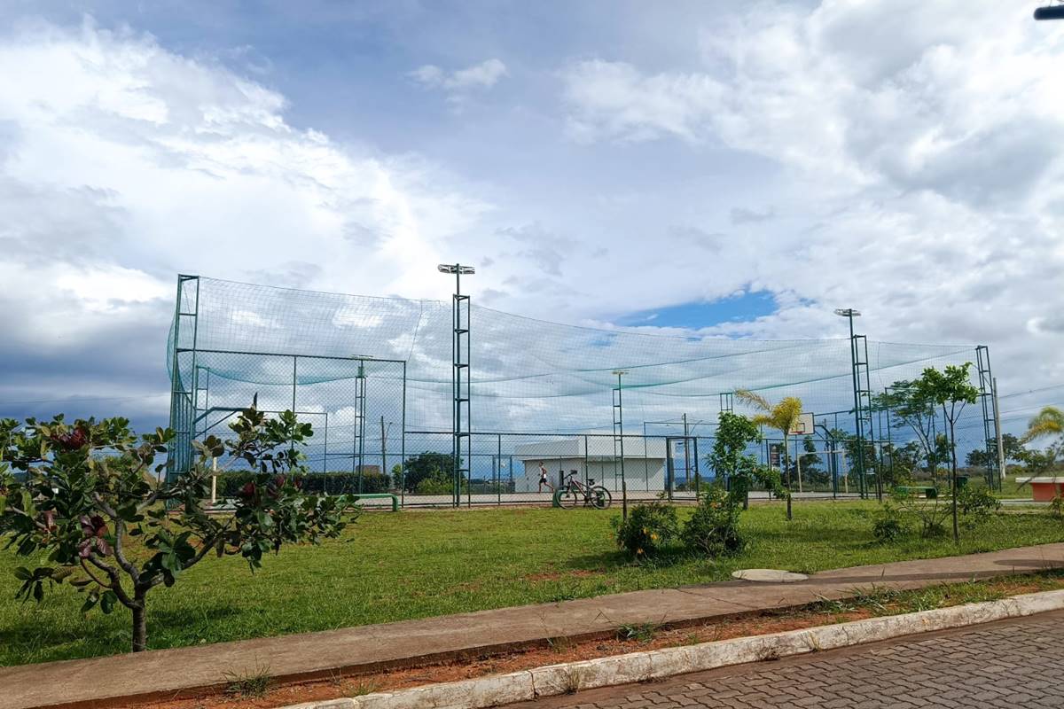 Condomínio é multado por erguer quadra de esportes em lote de escola