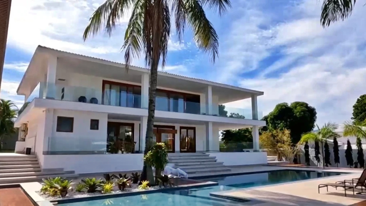 Sítio de Nicole Bahls tem capela, heliponto e mais de 80 animais